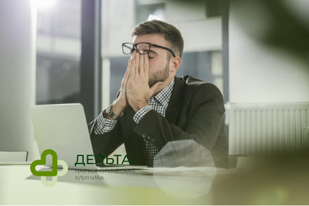 Мужчина испытывает стресс